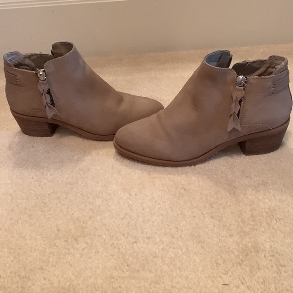 Steve Madden Taupe ankle bootie - Picture 2 of 6